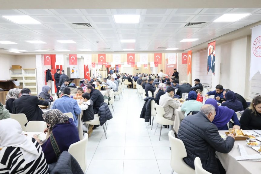 Ağrı Valisi Önder Bozkurt, şehit aileleri ve gazilerle iftarda bir araya geldi 1
