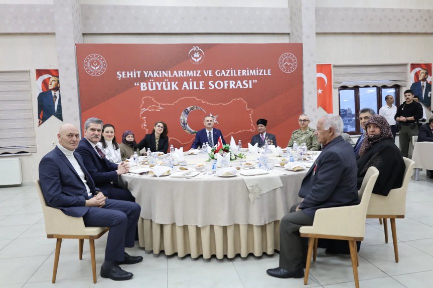 Ağrı Valisi Önder Bozkurt, şehit aileleri ve gazilerle iftarda bir araya geldi 2