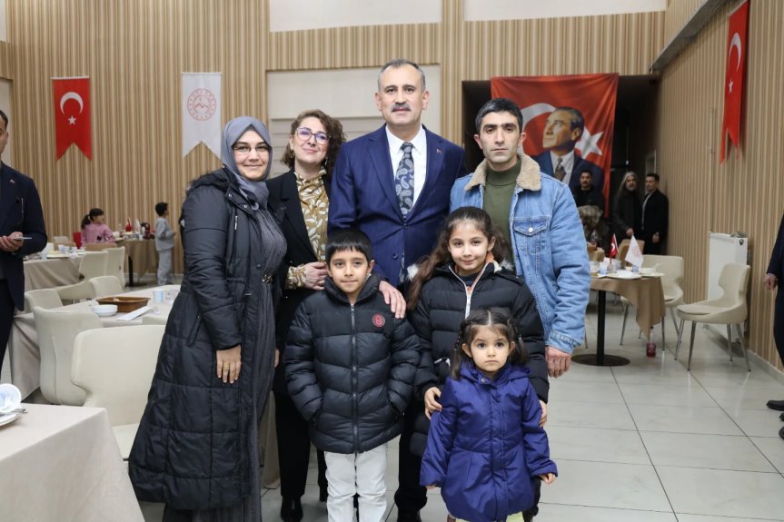 Ağrı Valisi Önder Bozkurt, şehit aileleri ve gazilerle iftarda bir araya geldi 4
