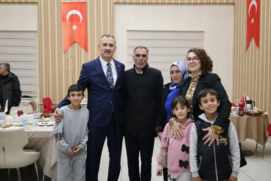 Ağrı Valisi Önder Bozkurt, şehit aileleri ve gazilerle iftarda bir araya geldi 5