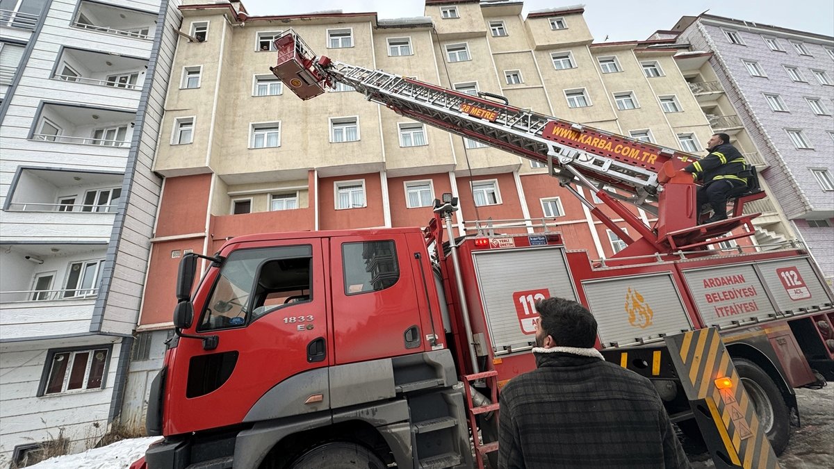 Ardahan'da çatıda mahsur kalan kediyi itfaiye ekipleri kurtardı