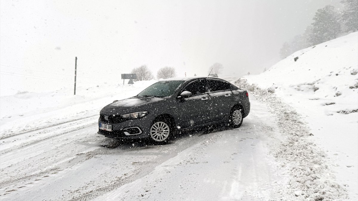 Ardahan'da kar ve tipi nedeniyle yolda mahsur kalan 3 araç kurtarıldı