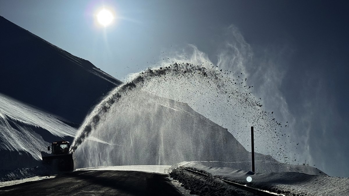 Ardahan'da karla mücadele çalışmaları sürüyor