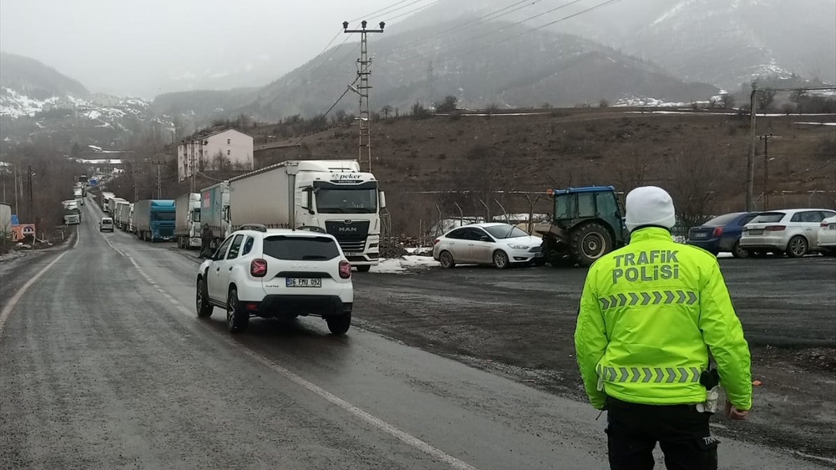 Ardahan'da tır geçişine kapatılan kara yolunda ulaşım normale döndü