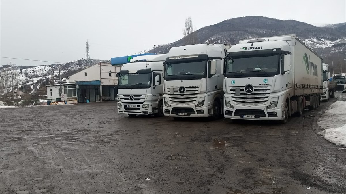 Ardahan'da Türkgözü-Posof-Damal kara yolu tırlara kapatıldı