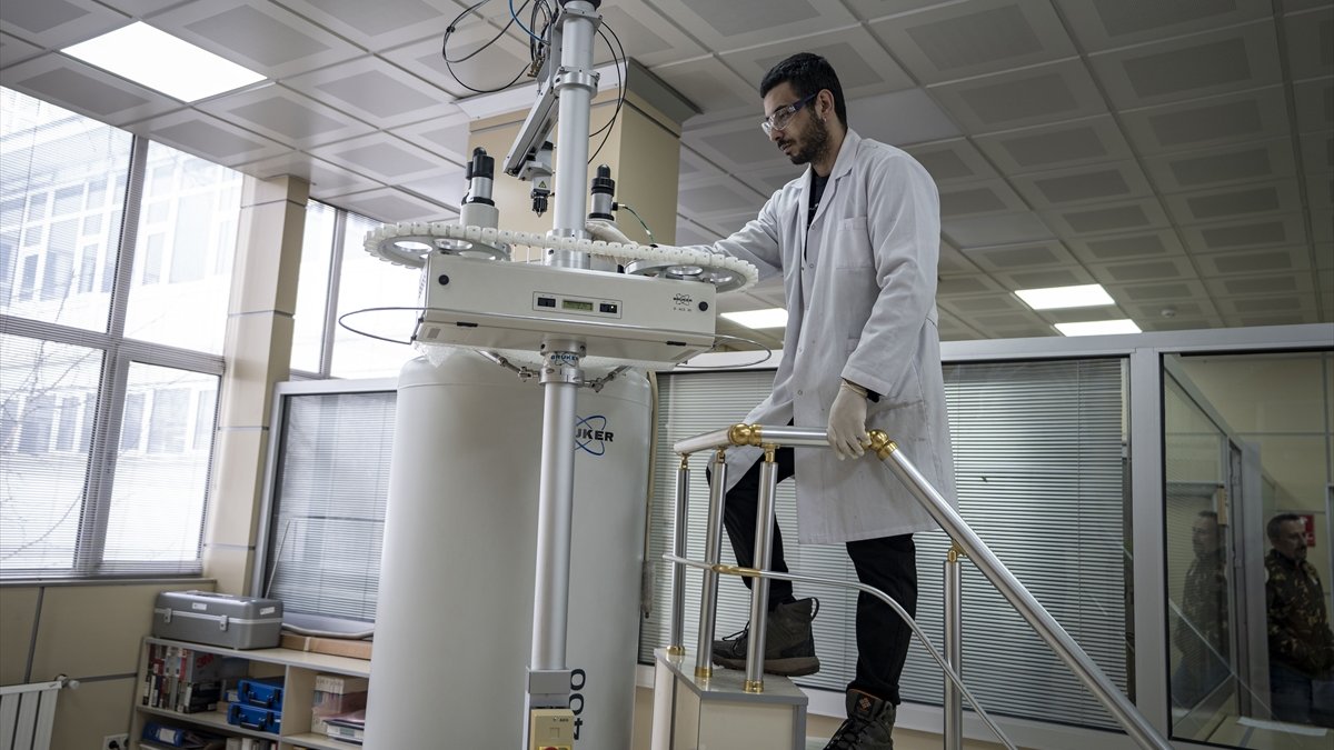 Atatürk Üniversitesinden bilim insanları, ilaç ham madde üretimi çalışmalarını anlattı