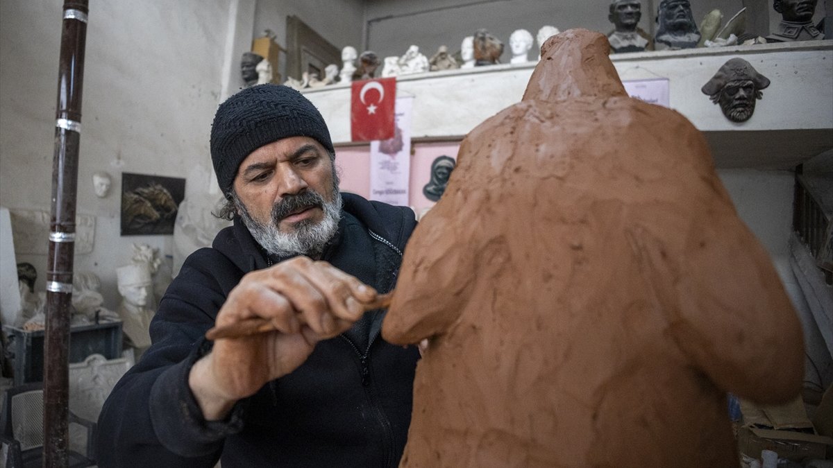 Babasından esinlenerek başladığı mesleğinde yüzlerce esere imza attı