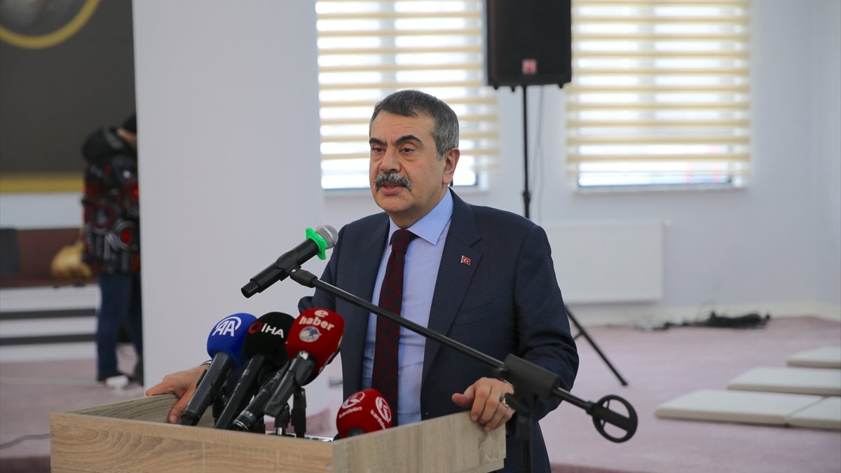 Bakan Tekin, Erzurum'da Hz. İmam Hüseyin Erzurum Cemevi'nde konuştu: