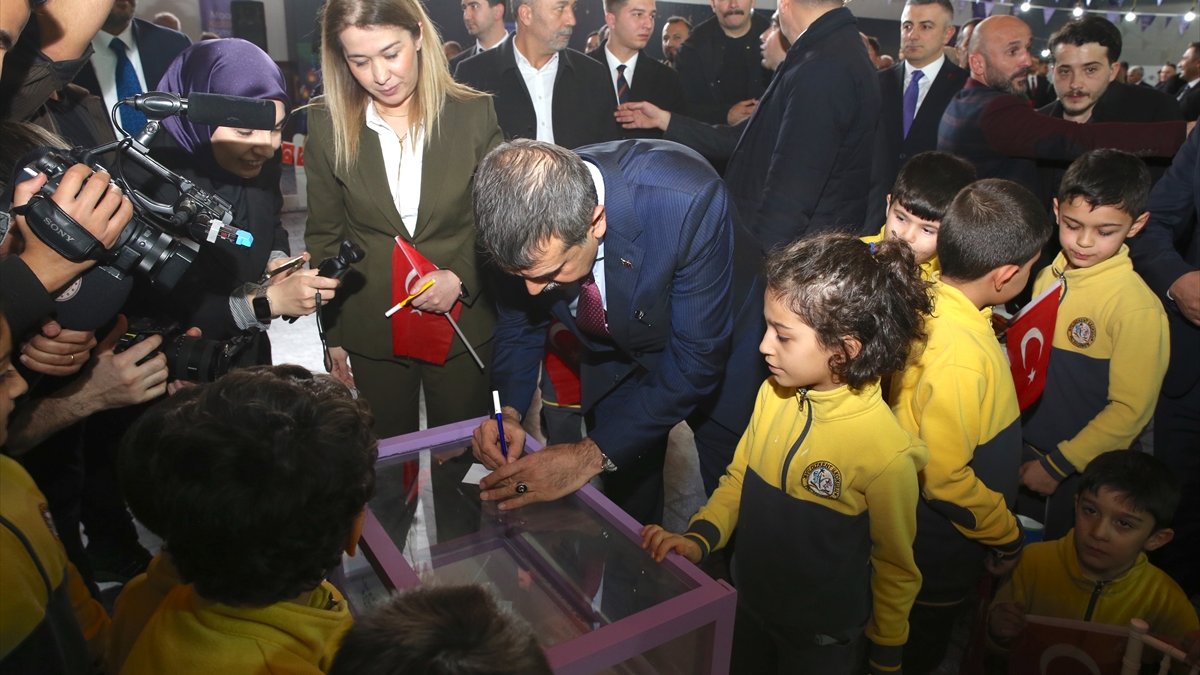 Bakan Tekin, Erzurum