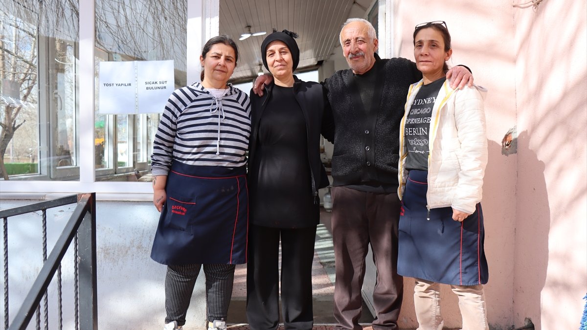 Beldede çaylar, baba mesleğini yapan kız kardeşlerin elinde demleniyor