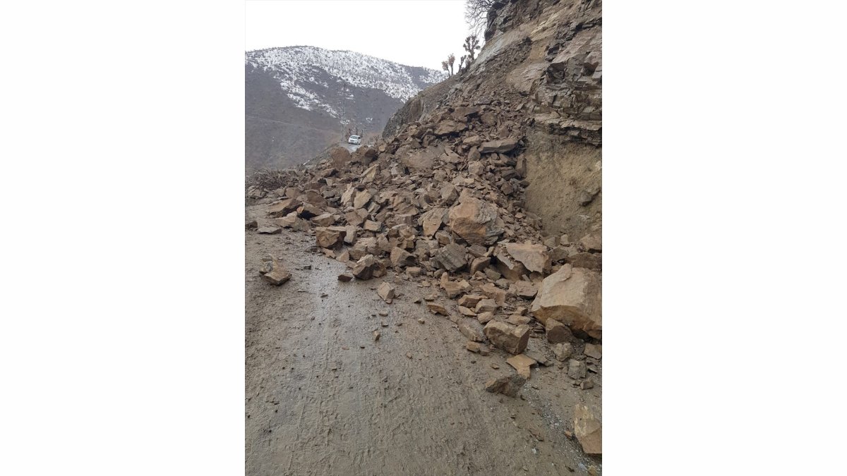 Bitlis'te köy yollarına düşen kaya parçaları ve toprak yığını temizlendi