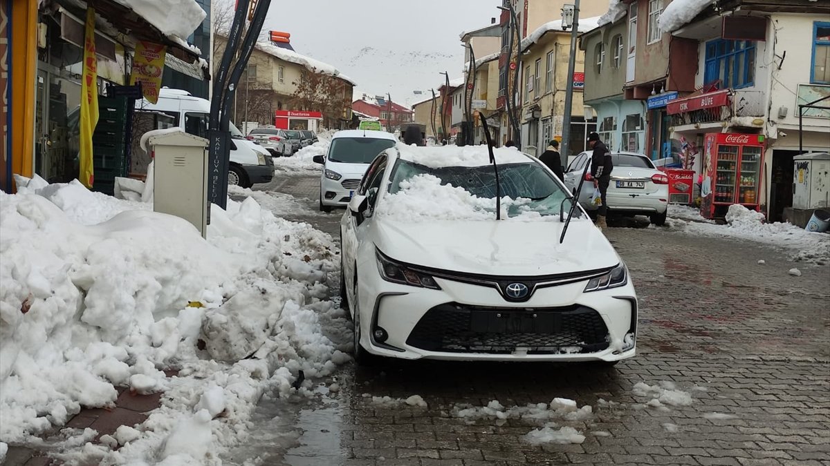 Bingöl'de çatıdan kar kütlesinin araçların üzerine düşmesi kamerada