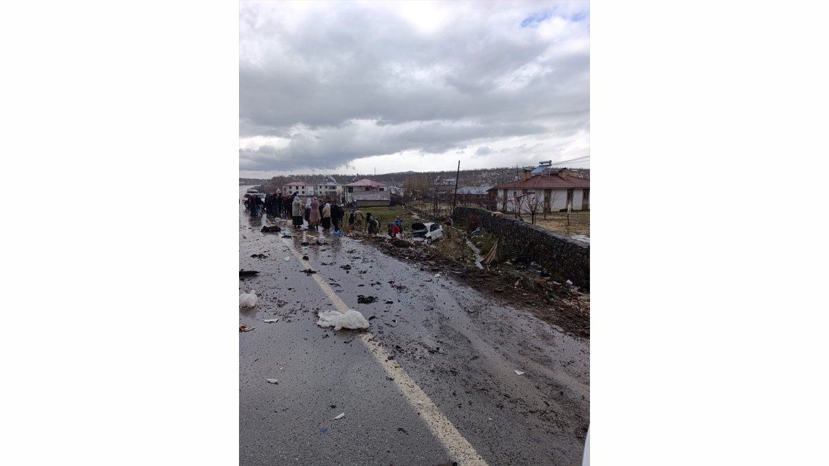 Bingöl'de devrilen otomobildeki 7 kişi yaralandı