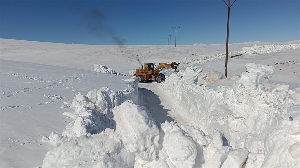 Bingöl Karlıova'da kardan kapanan mezra yolu ulaşıma açıldı