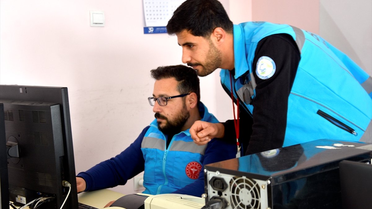 Bitlis Sağlık Müdürü Ergene ile sağlık çalışanları 101 yaşındaki hastayı evinde ziyaret etti