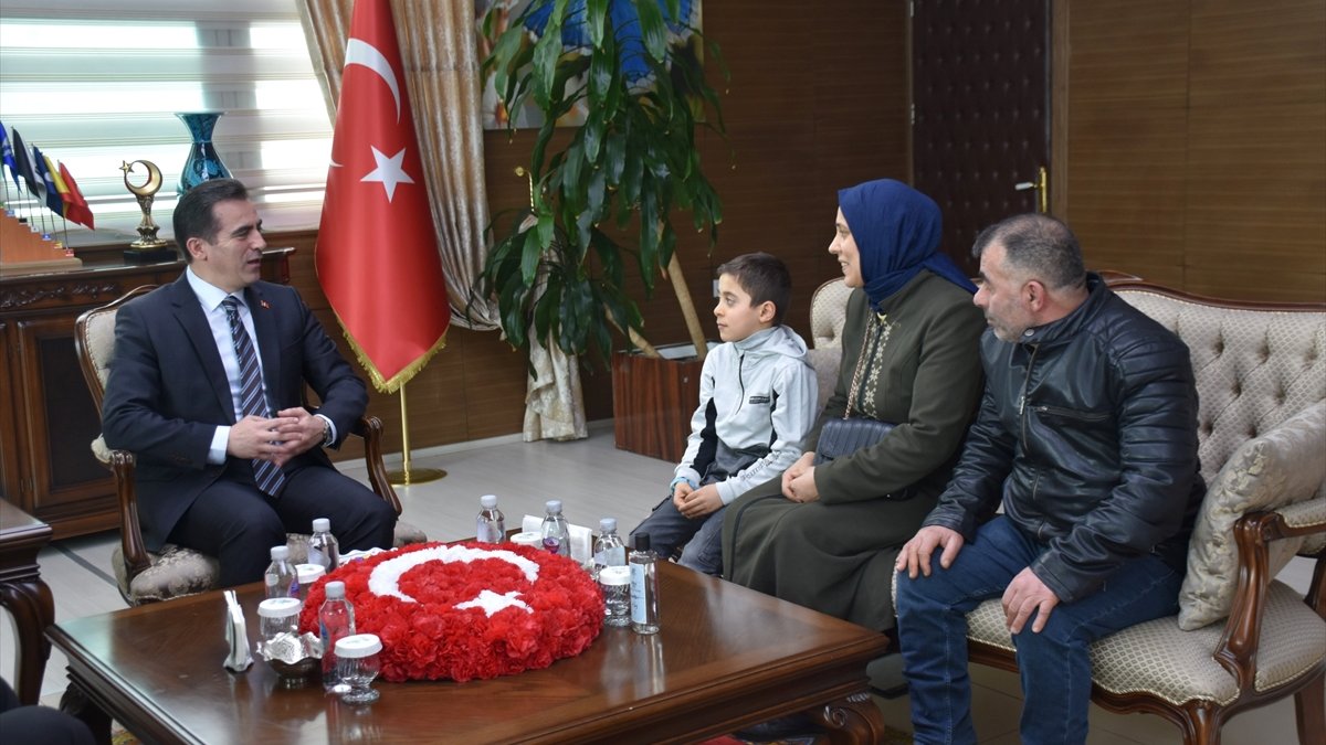 Bitlis Valisi Karakaya, kar altında tek başına İstiklal Marşı'nı okuyan öğrenciyi ağırladı