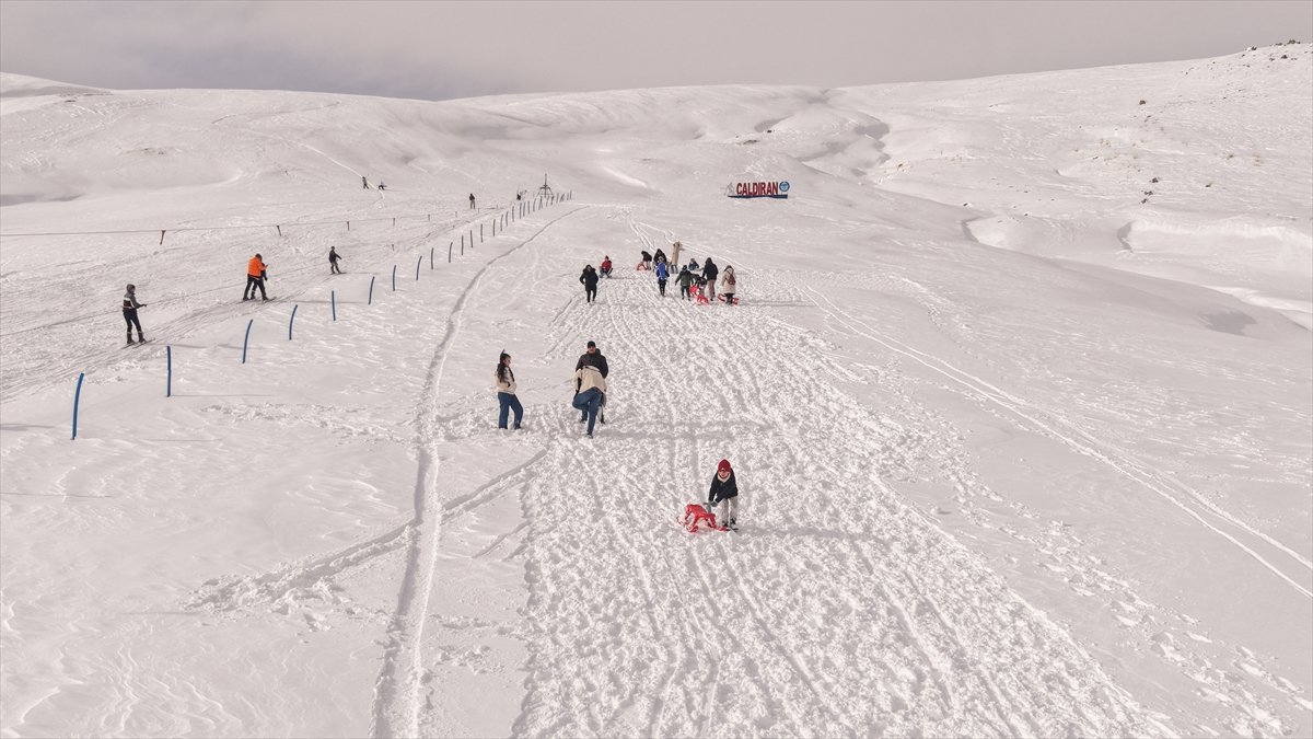 Çaldıran Termal Kayak Merkezi, kayak tutkunu çocukları ağırladı