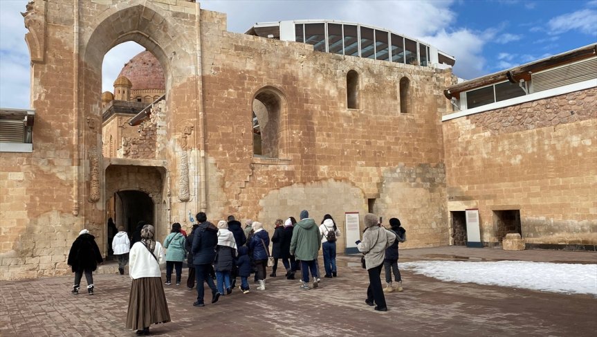 da İshak kaplanan karla kışın ziyaretçileri Paşa Sarayı ağırlıyor Çevresi 4