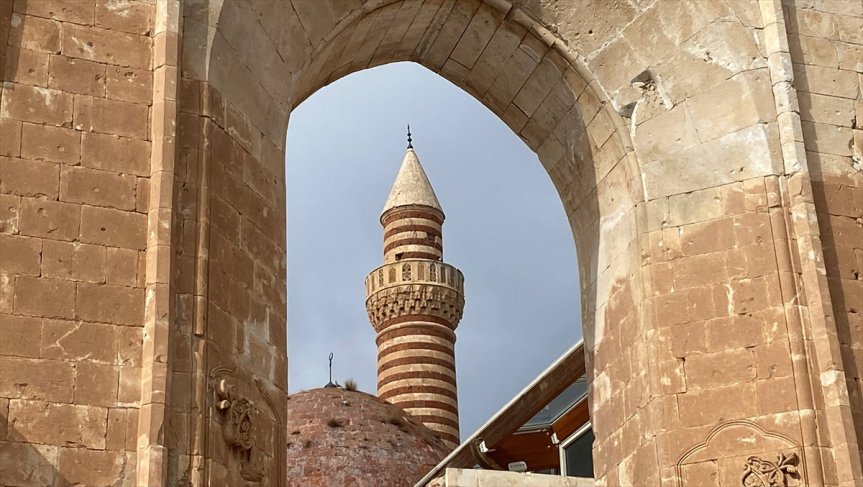 Sarayı karla ağırlıyor Çevresi kaplanan da ziyaretçileri İshak kışın Paşa 5