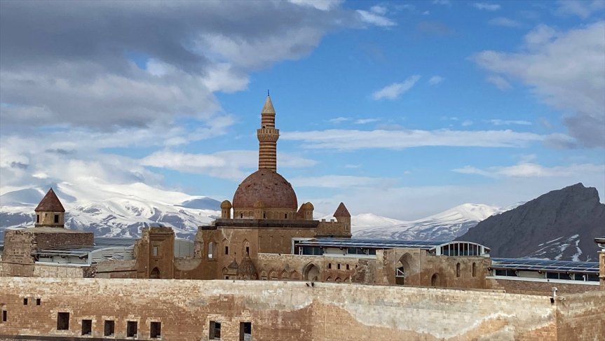 İshak Çevresi Paşa ziyaretçileri kışın da karla Sarayı ağırlıyor kaplanan 7