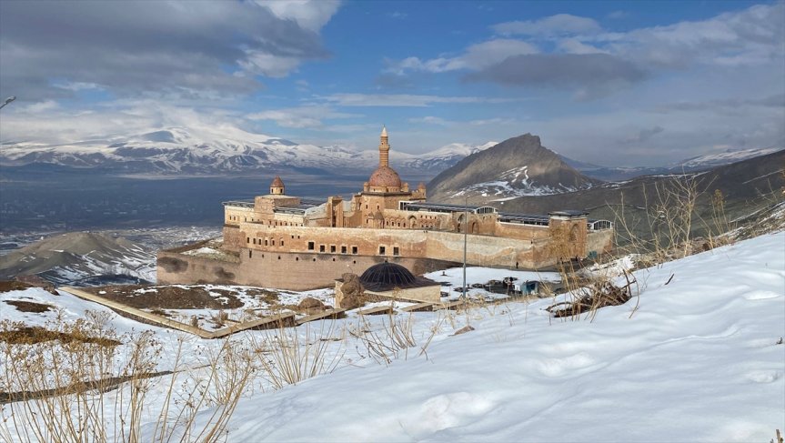 Karlar altındaki İshak Paşa Sarayı, kış manzarasıyla ziyaretçilerini büyülüyor