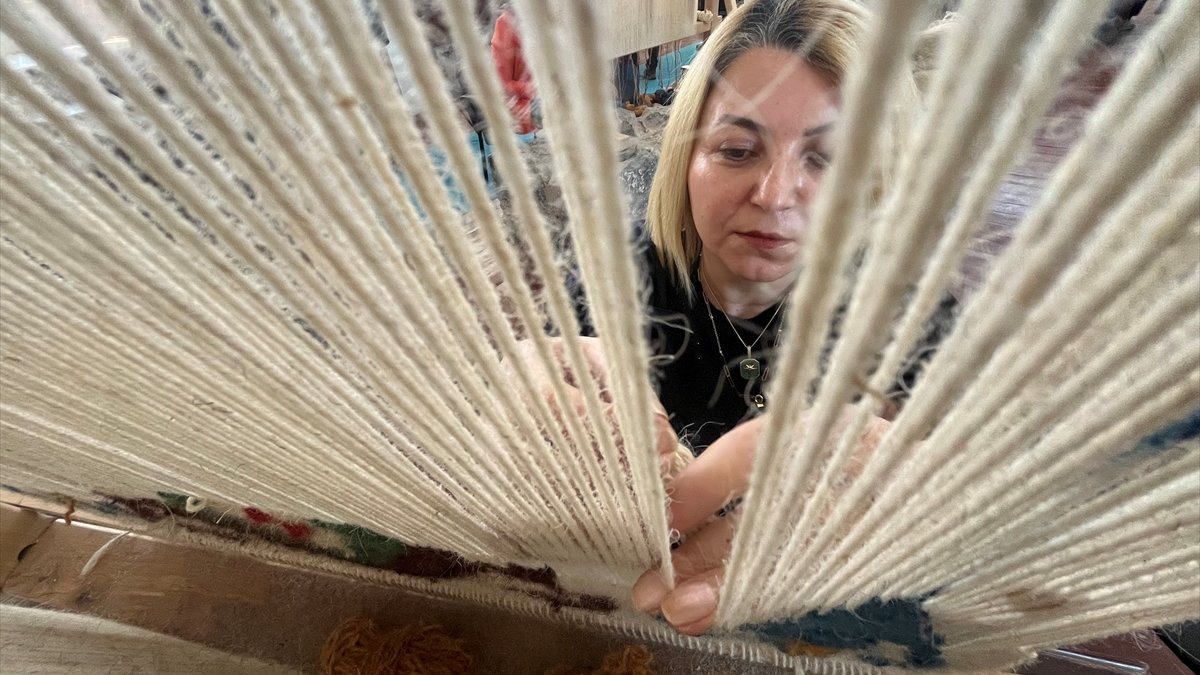 Coğrafi işaretli Kars halısı kadınların ellerinde geleceğe taşınıyor