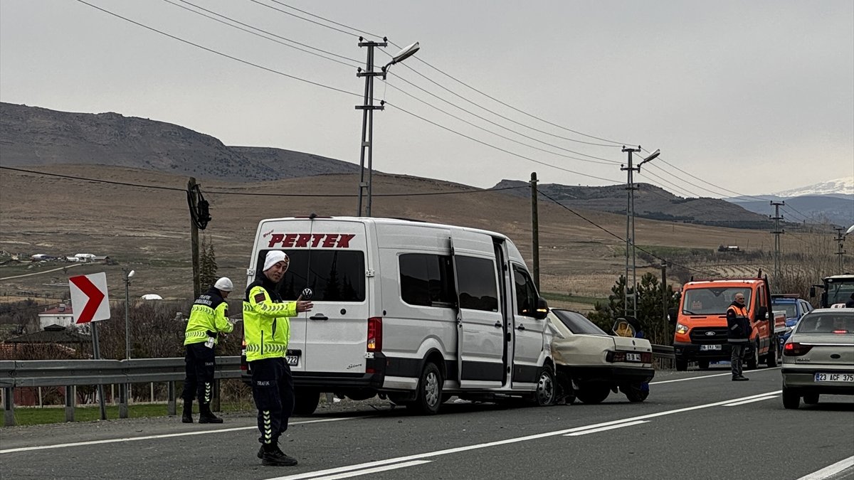 Elazığ'da minibüs ile otomobilin çarpıştığı kazada 4 kişi yaralandı