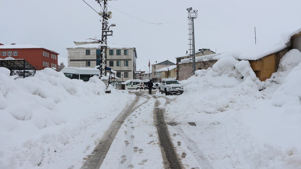 Elazığ ve Bingöl'de 171 yerleşim yerine ulaşım sağlanamıyor