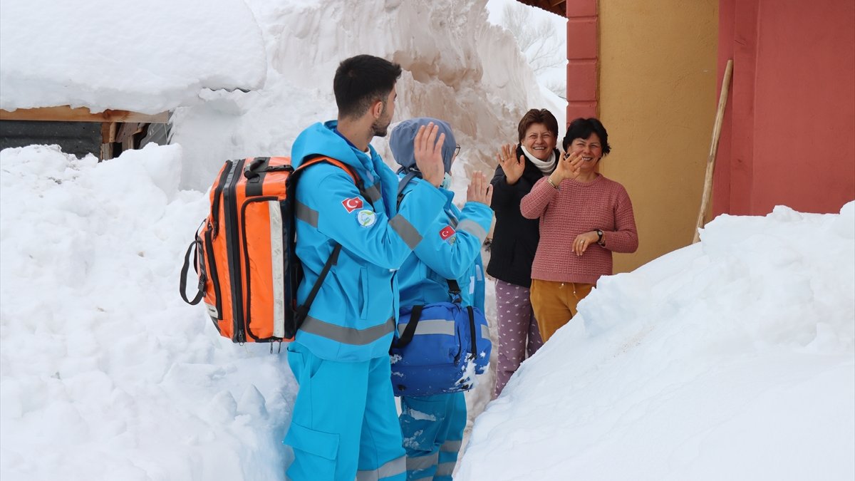 Erzincan'da evde sağlık ekipleri karlı yolları aşarak hastalara ulaşıyor