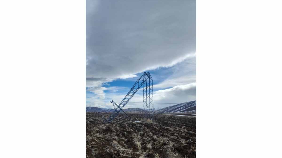 Erzincan'da şiddetli rüzgar nedeniyle bazı evlerin çatıları ile elektrik ve telefon direkleri zarar gördü