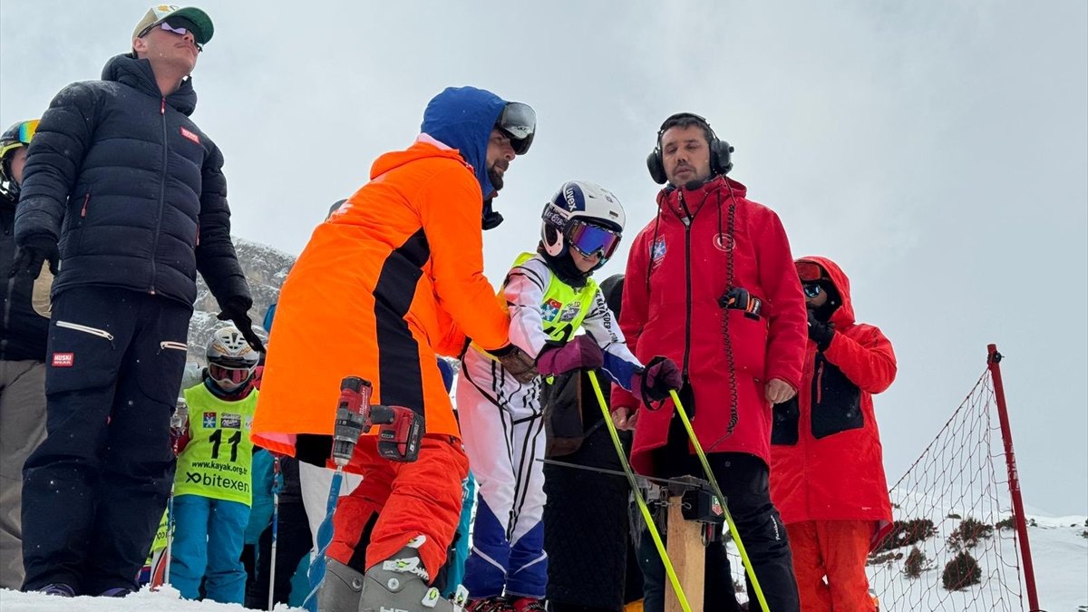 Erzincan'daki Alp Disiplini 1. Etap yarışları Minikler Festivali ile başladı
