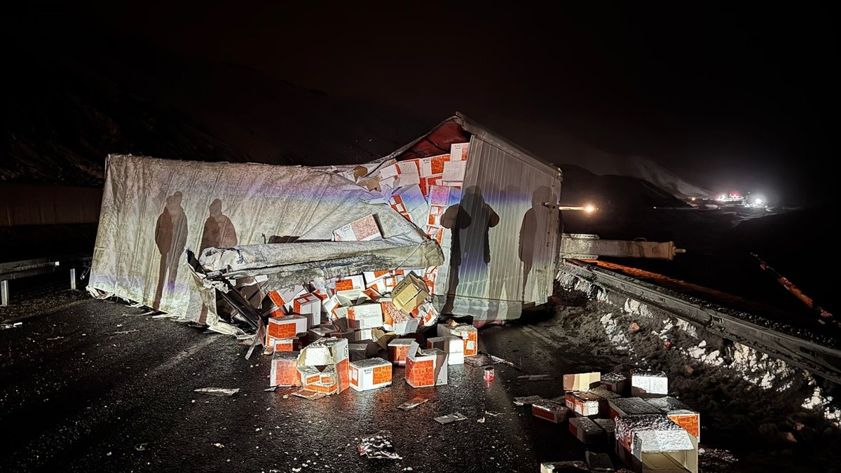 Erzincan-Sivas kara yolunda devrilen tır ulaşımı aksattı