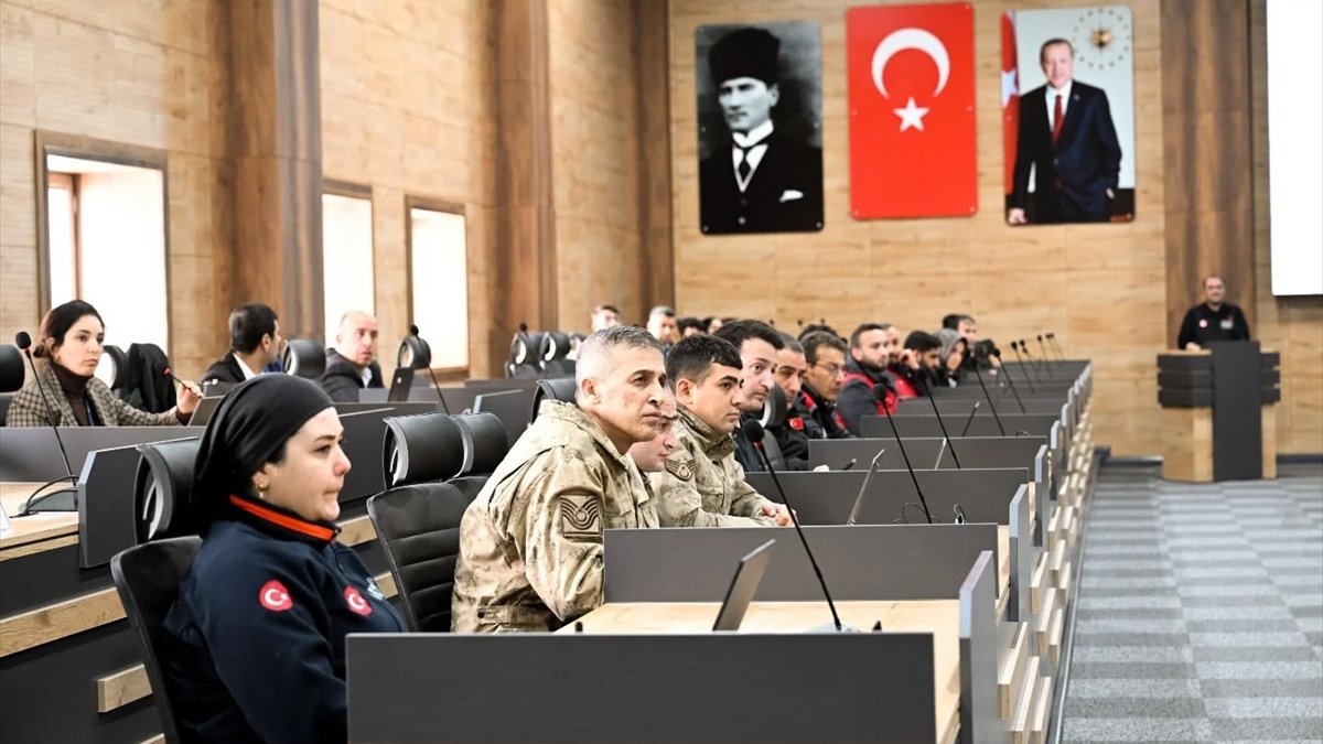 Erzurum, Ardahan ve Kars'ta kardan kapanan yolların açılması için çalışmalar sürüyor