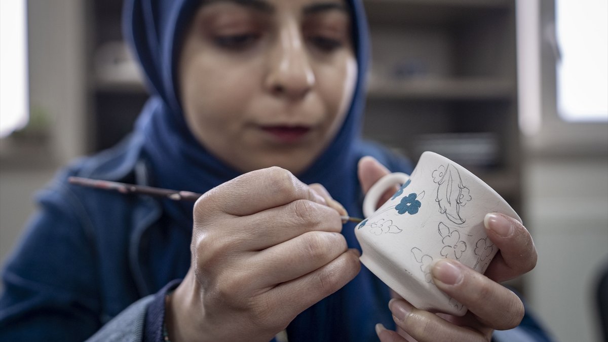 Erzurum'da başlatılan çini kursu, öğrencilerin geleceğine dokunuyor