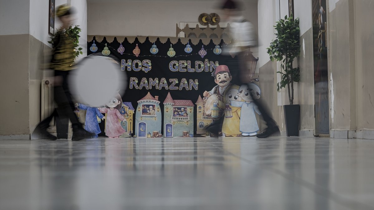 Erzurum'da bir ilkokulun tüm sınıfları ramazana özel süslendi