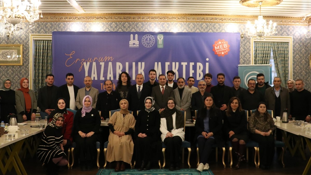 Erzurum'da genç kalemler Yazarlık Mektebi programından sertifikalarını aldı