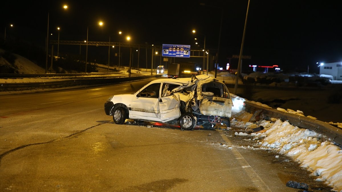 Erzurum'da hafif ticari araçla tırın çarpıştığı kazada 2 kişi yaralandı