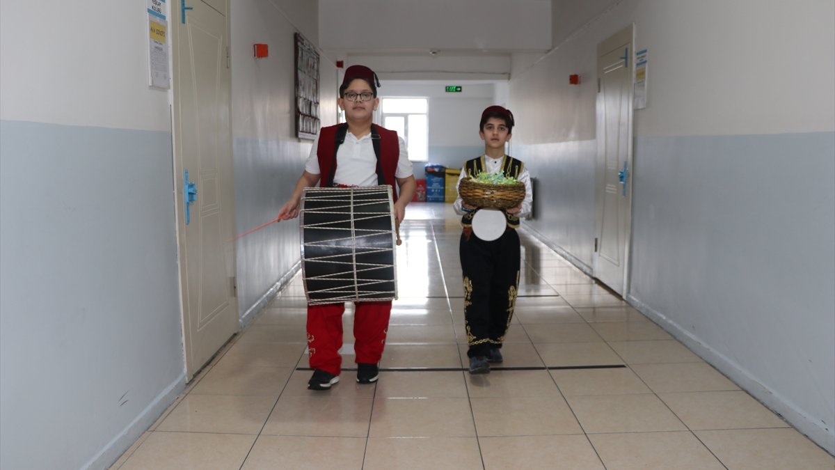 Erzurum'da ilkokul öğrencileri ramazanı davul ve manilerle karşıladı