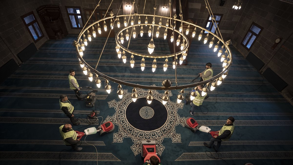 Erzurum'da kırsal ve merkezdeki camiler ramazana özel temizleniyor