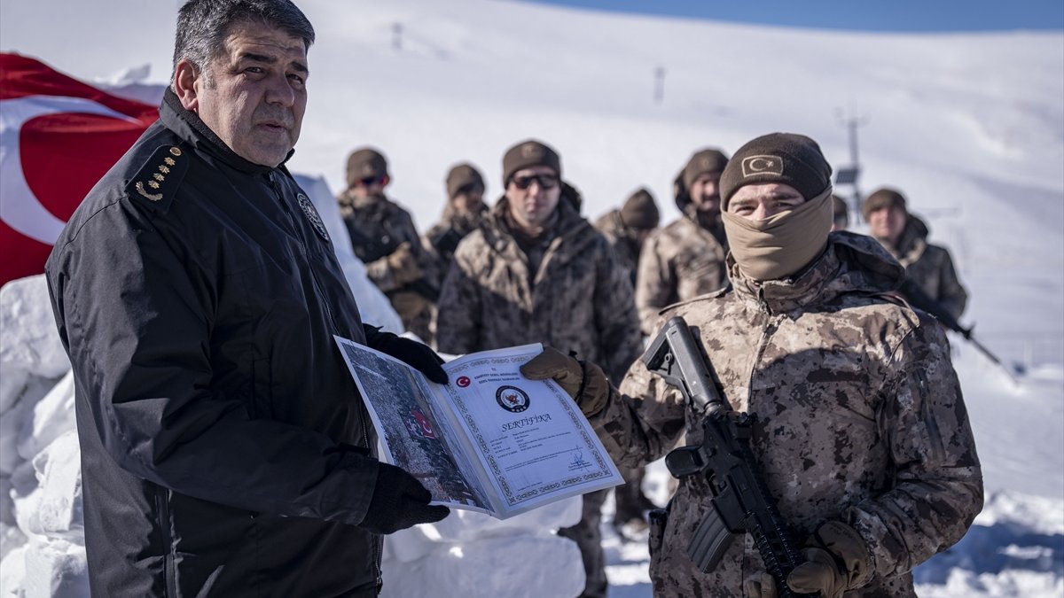 Erzurum'da kış şartlarında arama kurtarma eğitimlerini tamamlayan PÖH'ler sertifikalarını aldı