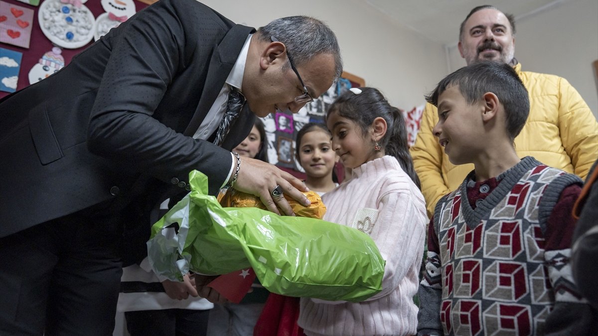 Erzurum'da off-road ekipleri karlı dağları aşıp öğrencilere hediye götürdü
