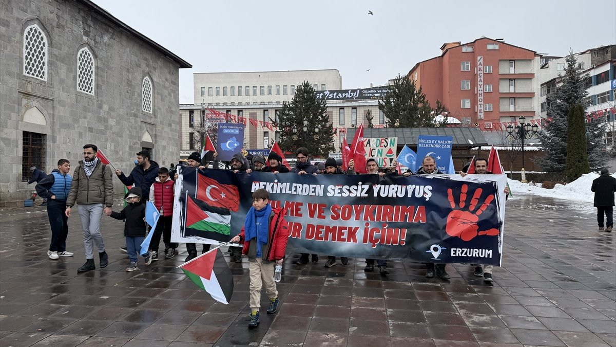Erzurum'da sağlıkçılar Gazze için sessiz yürüyüşlerini 117. haftada sürdürdü