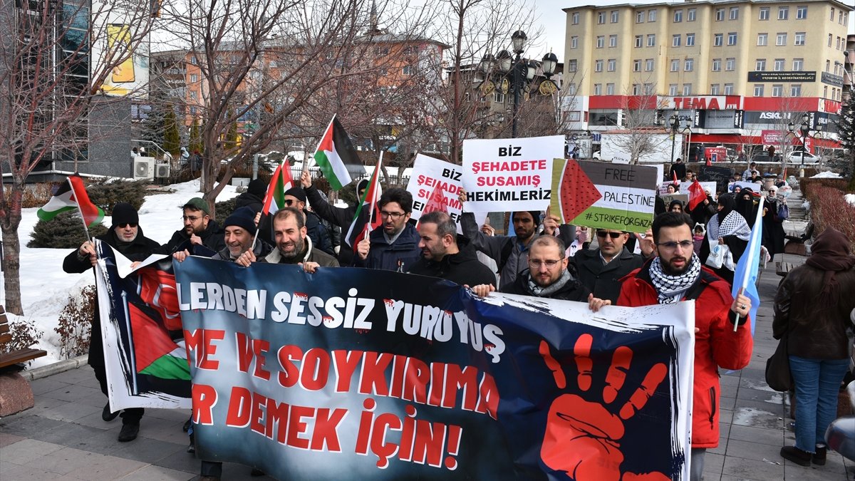 Erzurum'da sağlıkçılar Gazze için sessiz yürüyüşlerini 118. haftada sürdürdü