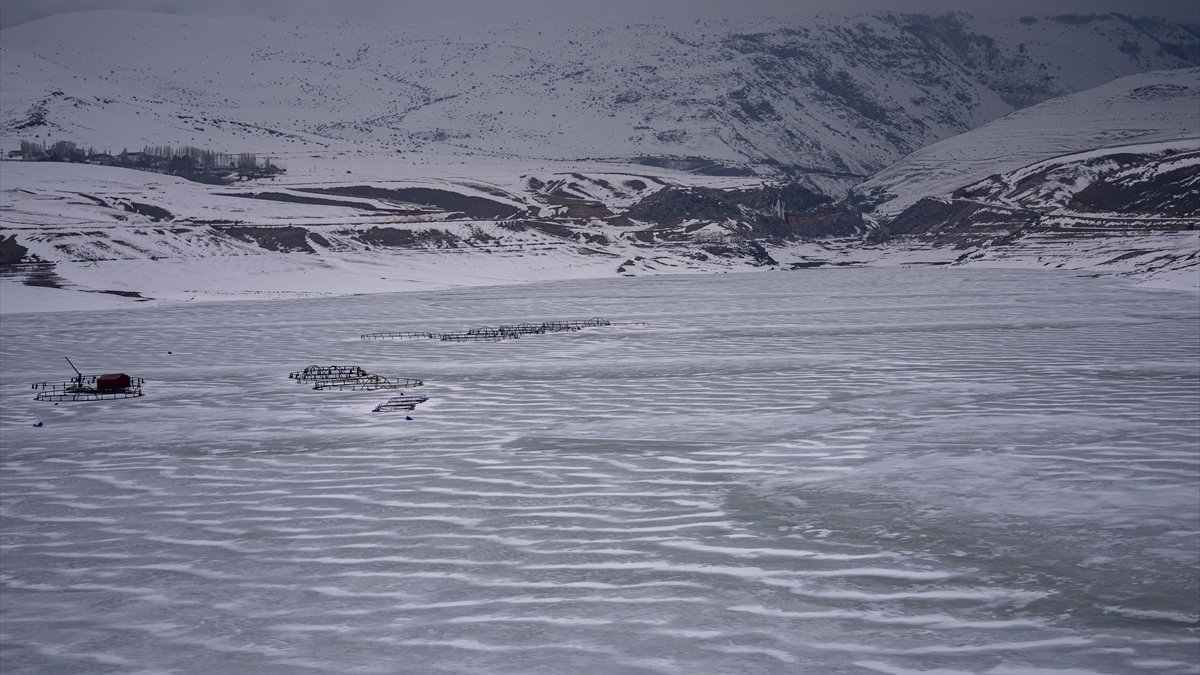 Erzurum'daki Demirdöven Barajı'nın yüzeyi buz tuttu