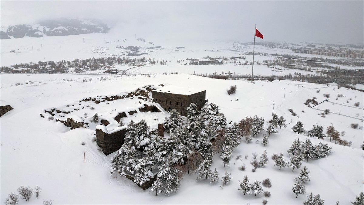 Erzurum'daki ecdat yadigarı Aziziye Tabyaları karla kaplandı