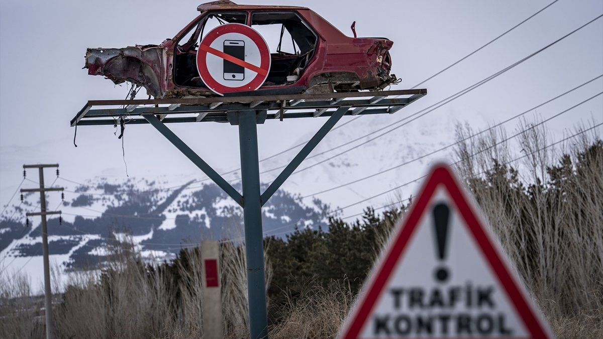 Erzurum’da yol kenarında sergilenen hurda araçlar trafikte farkındalık oluşturuyor