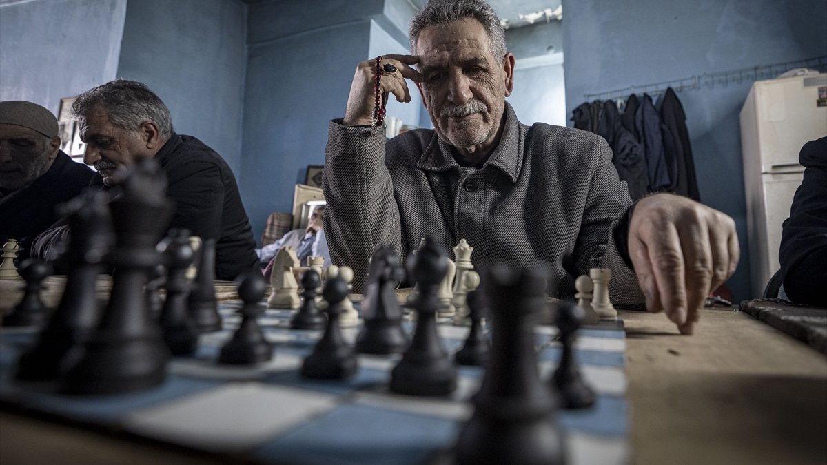 Erzurumlu satranç tutkunu amcalar, kahvehanede çay ve hatıralarla günlerini geçiriyor