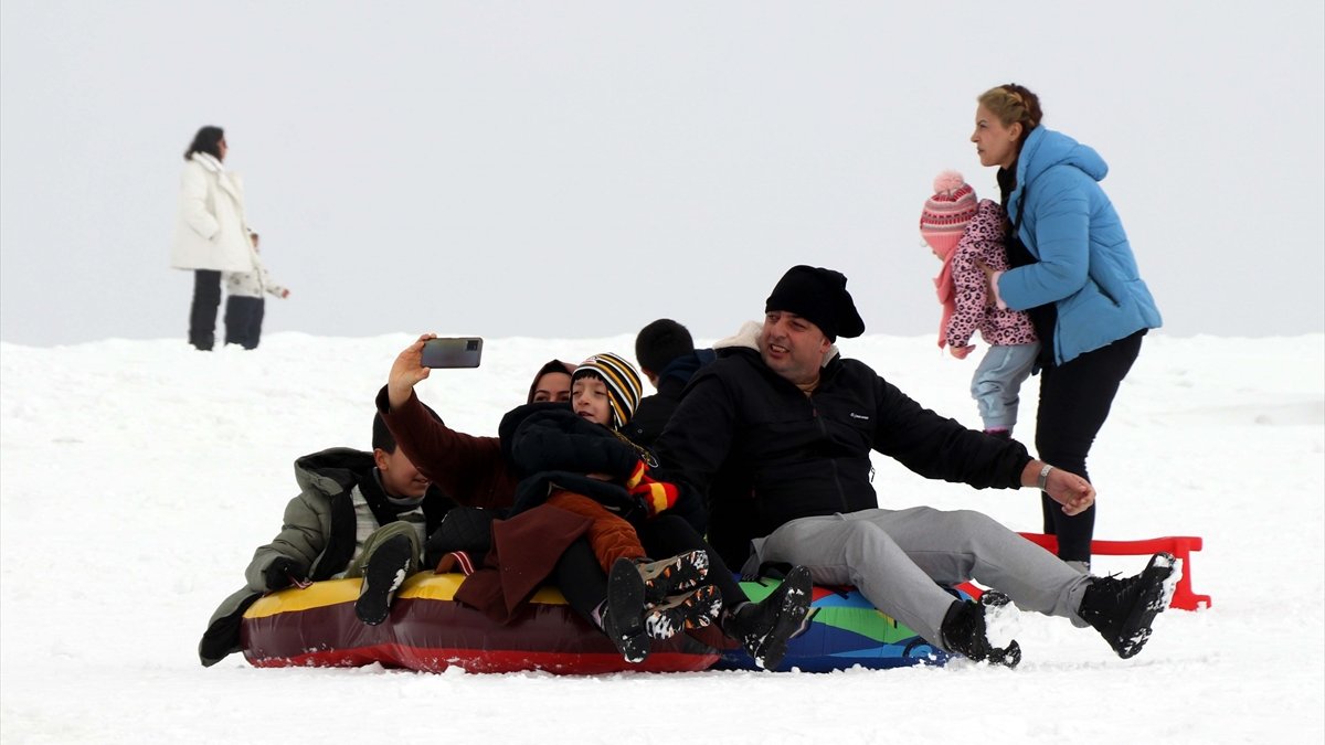 Göl manzaralı kayak merkezinde yarıyıl tatili yoğunluğu yaşandı