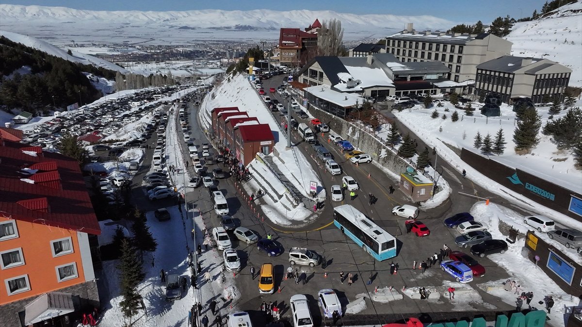 Güneşli havayı fırsat bilen kayakseverler Palandöken Kayak Merkezi