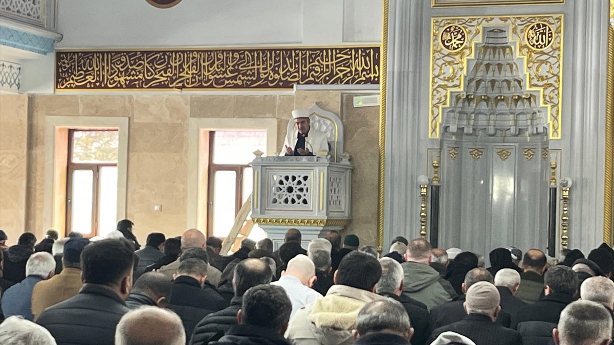 Hakkari'de 6 Şubat depremlerinde yaşamını yitirenler anıldı